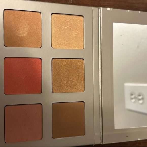 Iconic London Blaze Chaser Face Palette - Picture 2 of 3